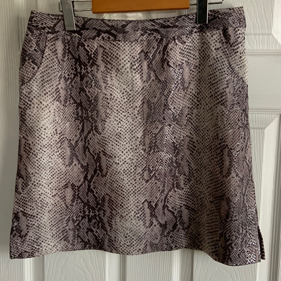 Like new. Stylish golf skort in snakeskin print (tones of grey and silver) - Picture 1 of 4
